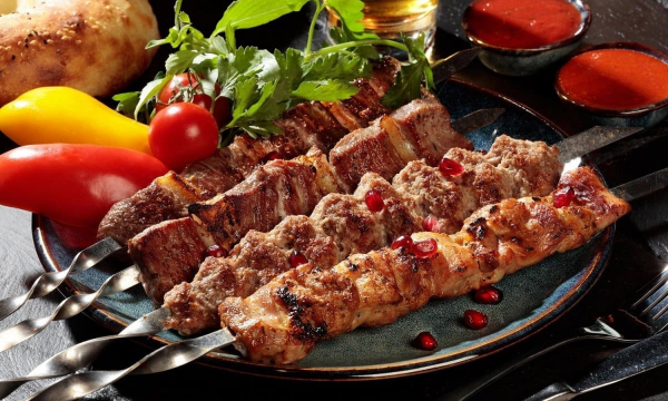 Как вкусно замариновать шашлык из свинины: не все хозяйки знают - повара раскрыли рецепты