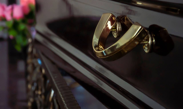 Лежащий в гробу покойник моргнул во время похорон